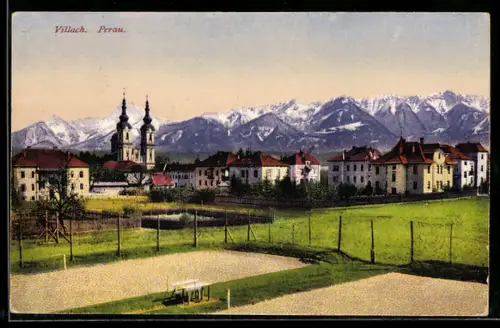 AK Villach, Perau, Ortsansicht mit Kirche und Gebirgszug