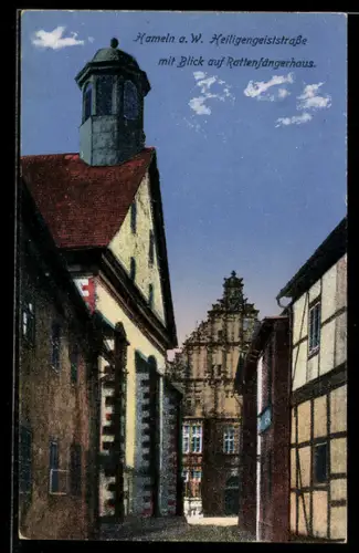 AK Hameln a. W., Heiligengeiststrasse, Blick auf Rattenfängerhaus