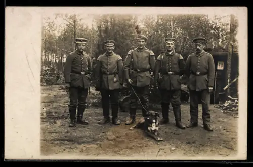 Foto-AK Soldatengruppe mit Diensthund an der Leine