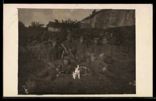 Foto-AK Soldatengruppe mit Diensthund in einem Garten