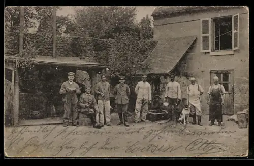 Foto-AK Soldatengruppe mit Diensthund am Brunnen eines Anwesens
