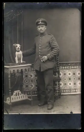 Foto-AK Soldat mit Diensthund in Fotokulisse, 1918