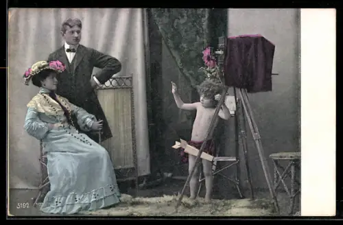 AK Amor am Fotoapparat, kurz vor der Ablichtung eines Paars