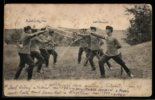 AK Soldaten bei der Fechtübung mit Säbeln