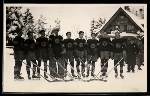 Foto-AK Eishockeymannschaft in einem verschneiten Ort