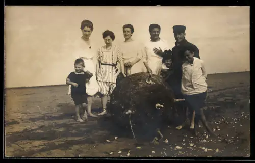 Foto-AK Familie neben einer Seemine