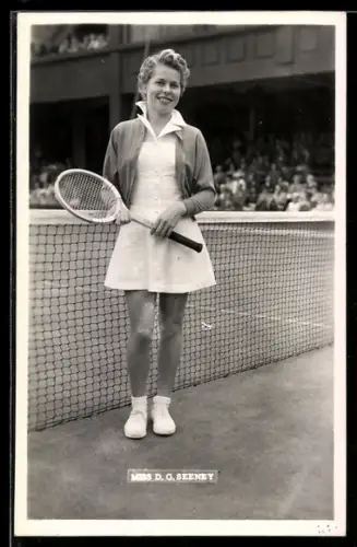 AK Lächelnde Tennisspielerin Miss D. G. Seeney vor einem Netz