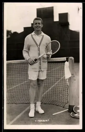 AK Tennisspieler T. Trabert vor einem Netz