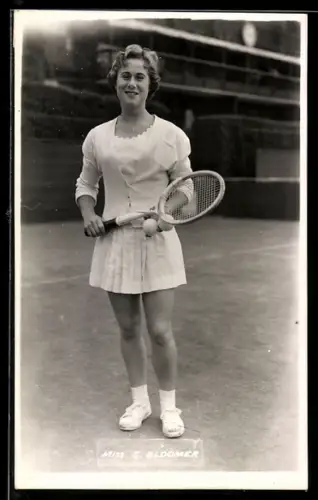 AK Lächelnde Tennisspielerin S. Bloomer mit Schläger und Bällen