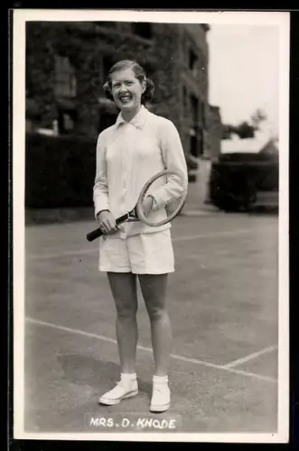 AK Lächelnde Tennisspielerin D. Knode mit ihrem Schläger