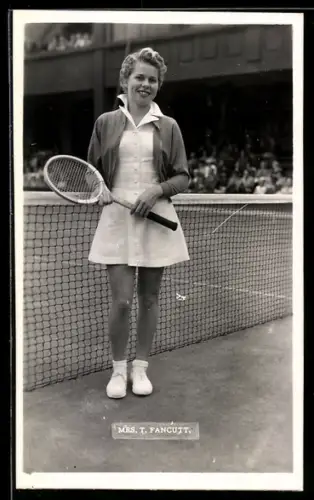 AK Lächelnde Tennisspielerin T. Fancutt bei einem Netz