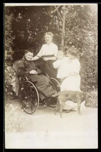 Foto-AK Frau in einem Rollstuhl mit Hund