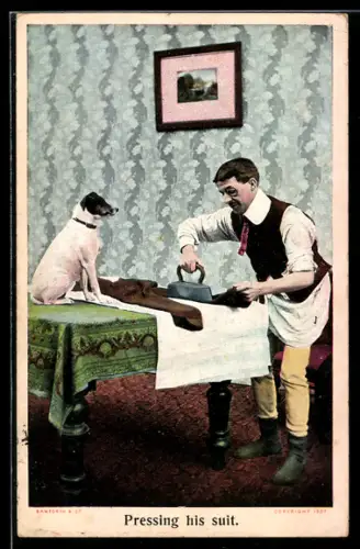 AK Mann beim Bügeln wird von einem Hund beobachtet