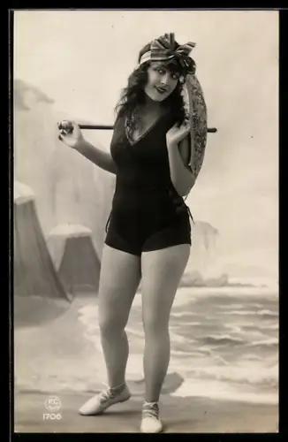 Foto-AK P.C.Paris, Frau in Bademode mit Sonnenschirm & Kopftuch
