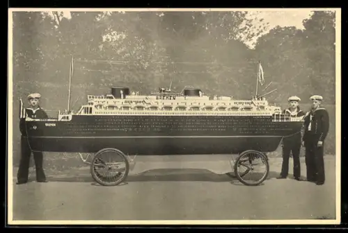 AK Zu Fuss mit einem Modell des Dampfers Bremen über Österreich, Tunesien nach Deutschland