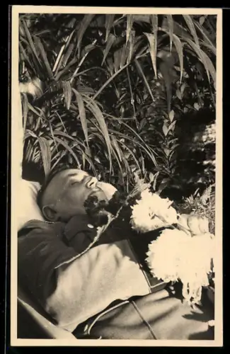 AK Post Mortem eines Soldaten mit Blumen auf der Brust