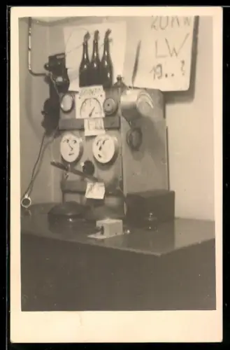 Foto-AK Tisch mit einem alten Radio