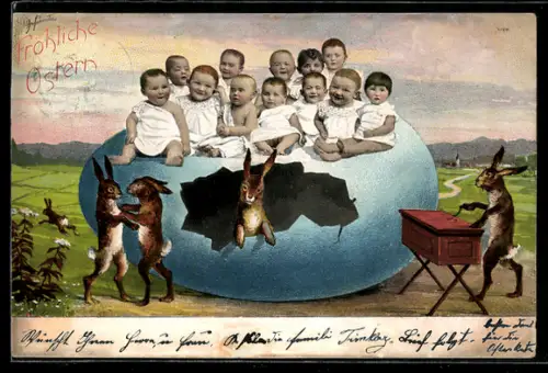 AK Baby sitzen auf einem Osterei, Osterhasen, einer spielt einen Leierkasten