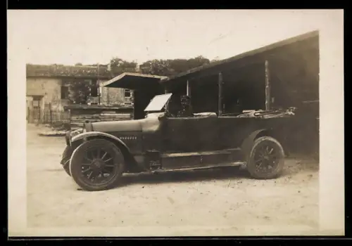 Foto-AK Soldat in Uniform in einem Auto