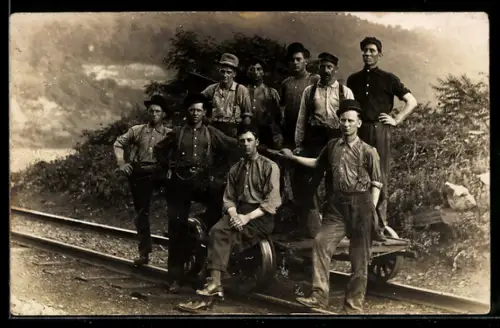 AK Arbeiter auf einer Draisine