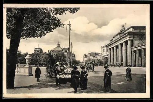 AK Berlin, Partie vor dem Brandenburger Tor mit Passanten und Blumenverkäufer