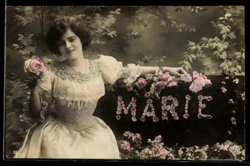 AK Hübsche Frau im eleganten Kleid und Rosen in der Hand