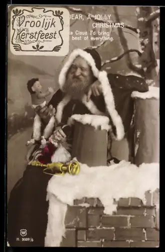 AK Weihnachtsmann mit Geschenken sitzt auf dem Schornstein