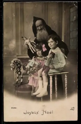 AK Weihnachtsmann beschenkt zwei Kinder mit Puppen und einem Schaukelpferd