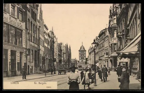 AK Lübeck, Gr. Burgstrasse mit Strassenszene und Blick auf das Burgtor