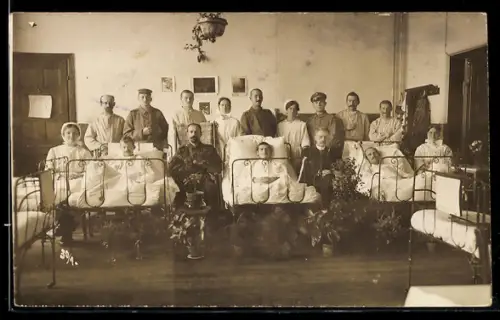 Foto-AK Kaiserslautern, Lazarett Röhmschhule, Krankenstation, Patienten und Pflegepersonal