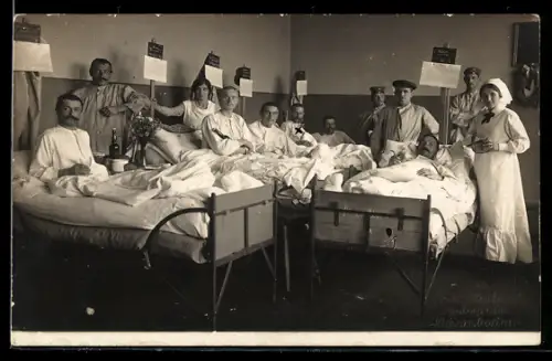 Foto-AK Kaiserslautern, Reservelazarett Röhmschule, Krankensaal mit Patienten und Pflegepersonal