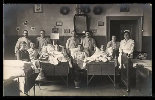 Foto-AK Kaiserslautern, Weltkriegs-Reservelazarett Röhm Schule, Innenansicht Krankensaal, Juli 1918