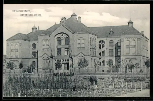 AK Kaiserslautern, Barbarossaschule mit Grünanlagen