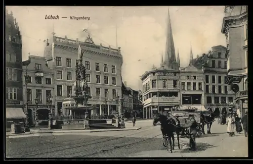AK Lübeck, Strasse Klingenberg mit Brunnen und Kirchtürmen