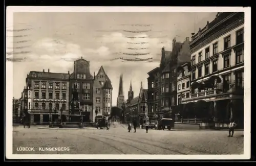 AK Lübeck, Strasse Klingenberg, Platzansicht mit historischen Gebäuden und Brunnen