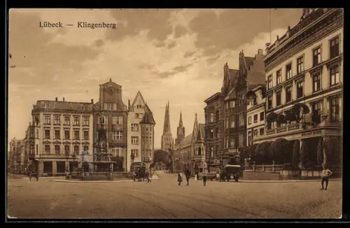 AK Lübeck, Strasse Klingenberg, Platzansicht mit Brunnen und Kirche