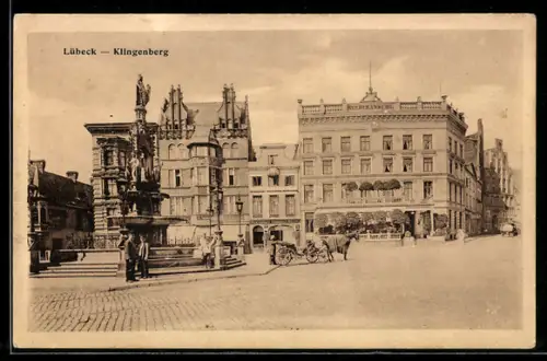AK Lübeck, Strasse Klingenberg, Brunnen, historische Gebäude