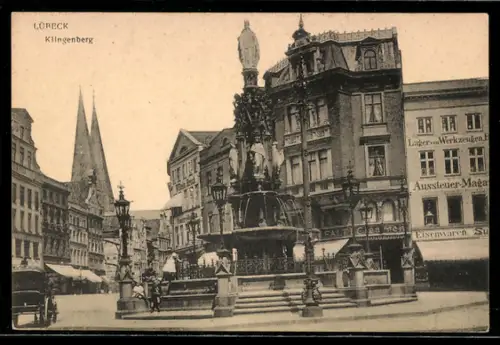 AK Lübeck, Strasse Klingenberg mit Brunnen und umliegenden Geschäftshäusern