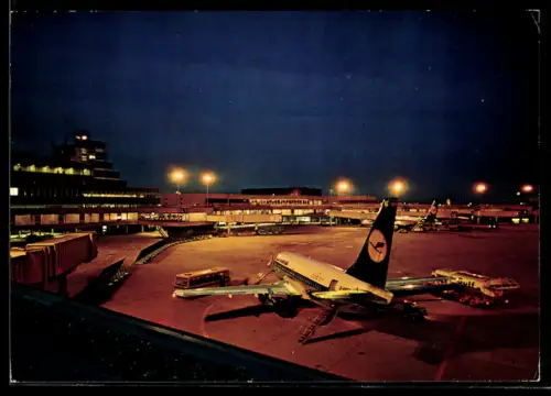AK Frankfurt am Main, Flughafen Rhein-Main, Nachtaufnahme, Passagierflugzeug der Lufthansa