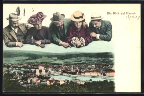 Grusskarten-AK Hameln, Ausflügler schauen auf den Ort mit Kirche