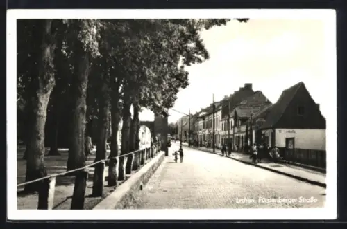 AK Lychen, Fürstenberger Strasse mit Passanten