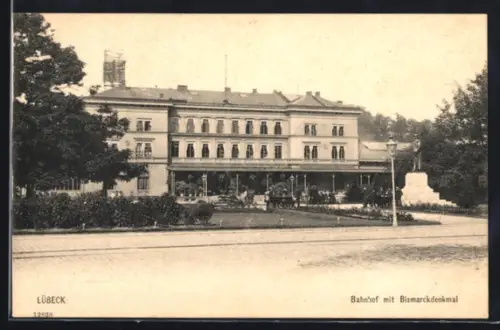 AK Lübeck, Strassenpartie am Bahnhof mit Bismarckdenkmal