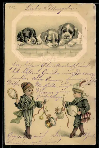Lithographie Drei kleine Welpen an einer Mauer, Knaben mit Spielzeug