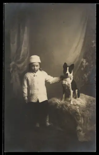 Foto-AK Lankwitz, Kind neben Hund auf einem Fell, 1910