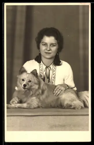 Foto-AK Junge Dame mit liegendem Spitz
