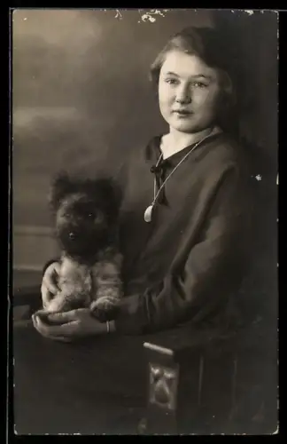 Foto-AK Mädchen mit Hund Mohrle auf dem Schoss, 1924