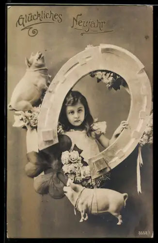 AK Mädchen mit grossem Hufeisen und Schweinen, Glückliches Neujahr