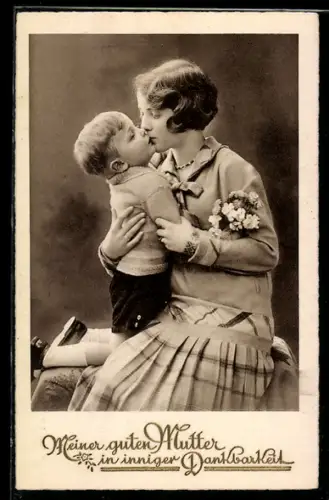 AK Junge küsst seine Mutter zum Muttertag