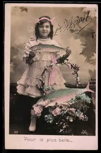 AK Mädchen mit einem Fisch in den Händen, 1. April