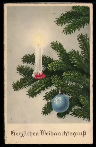 AK Kerze in einem Weihnachtsbaum mit Christbaumkugel